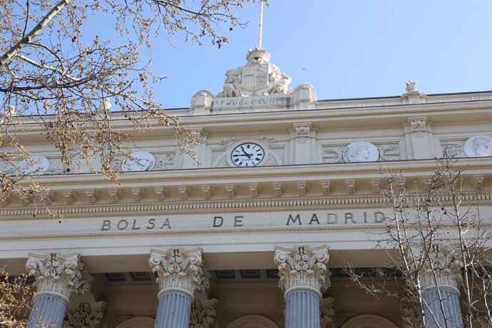 Archivo - Exterior del Palacio de la Bolsa que se ha levantado con una subida del Ibex 35 de un 0,67% en la media sesión de este martes, lo que llevaba al selectivo a situarse en los 8.500,8 enteros a las 12.10 horas, en Madrid, (España), a 9 de marzo de 