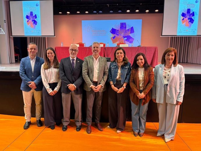 Botella (3ª dcha.) y Aguilera (2ª dcha.) en la inauguración de las II Jornadas Nacionales de Humanización en Emergencias Sanitarias.