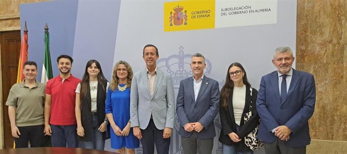 El subdelegado del Gobierno en Almería, José María Martín, junto a representantes de la UAL y los cuatro estudiantes que han completado sus prácticas en la Subdelegación.