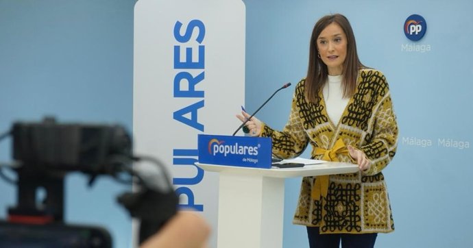 Archivo - La portavoz del PP de Málaga, Elisa Pérez de Siles, en rueda de prensa
