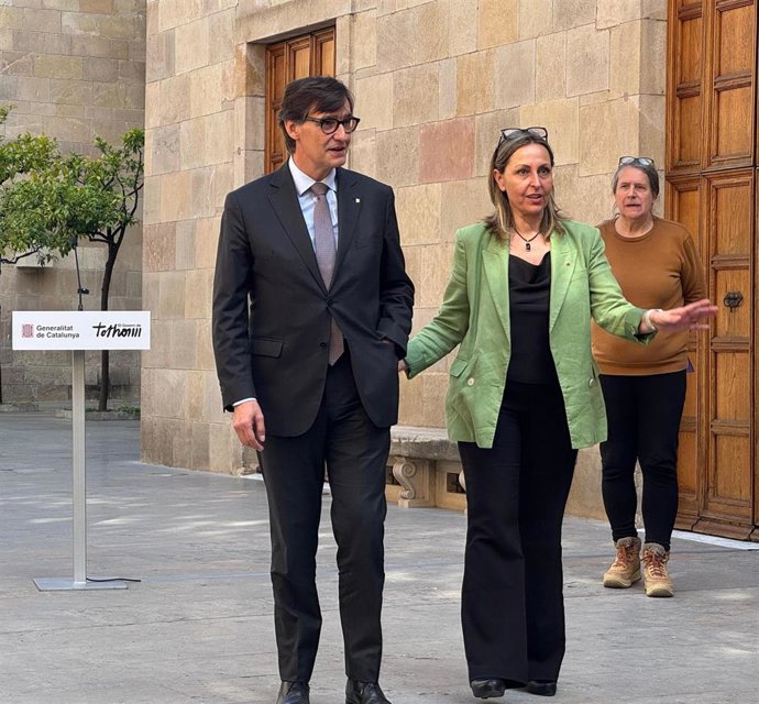 El presidente, Salvador Illa, junto a la consellera Eva Menor en el acto institucional por el Día Mundial contra la LGTBIfobia este martes