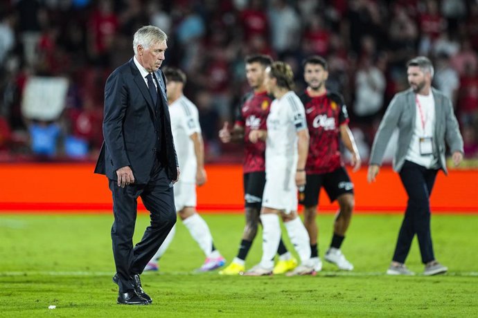 Archivo - Carlos Ancelotti, head coach of Real Madrid, looks on during the Spanish league, La Liga EA Sports, football match played between RCD Mallorca and Real Madrid at Son Moix stadium on August 18, 2024, in Mallorca, Spain.