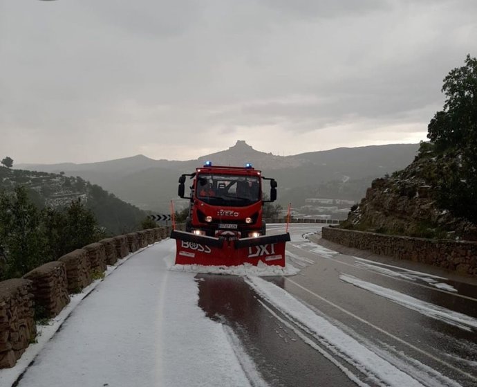 Llevaneus netejant la calçada