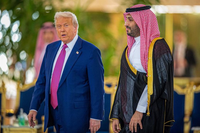 13 de maio de 2025, Arábia Saudita, Riad: O príncipe herdeiro saudita Mohammed bin Salman (à direita) dá as boas-vindas ao presidente dos EUA, Donald Trump, no Aeroporto Internacional King Khalid, em Riad. Foto: -/Saudi Press Agency/dpa