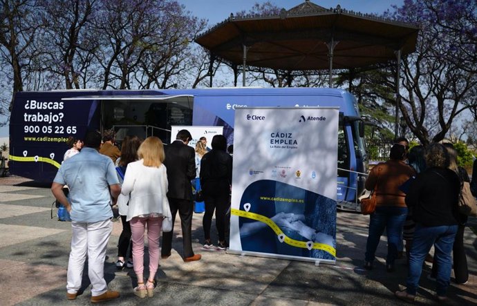 El autobús de la ruta 'Cádiz Emplea' de Clece en Jerez de la Frontera (Cádiz)