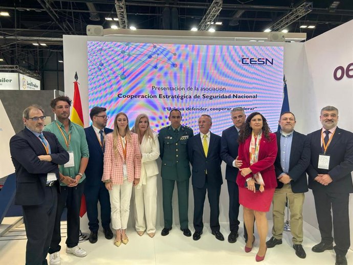 El equipo de la asociación Cooperación Estratégica de Seguridad Nacional (CESN) con su presidenta, Eva Álvarez del Manzano (la quinta empezando por la izquierda).