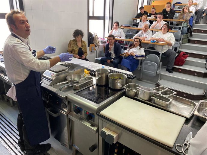 Cristian Rodríguez, chef de Alevante, en un seminario para alumnado de la Escuela de Hostelería de Cádiz.