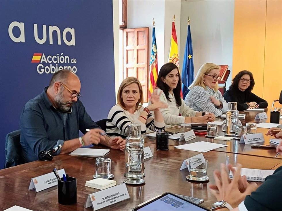 La delegada del Gobierno en la Comunitat Valenciana, Pilar Bernabé, se ha reunido con la presidenta de la Federación Vecinal de Valncia, M José Broseta y representantes de asociaciones de vecinos