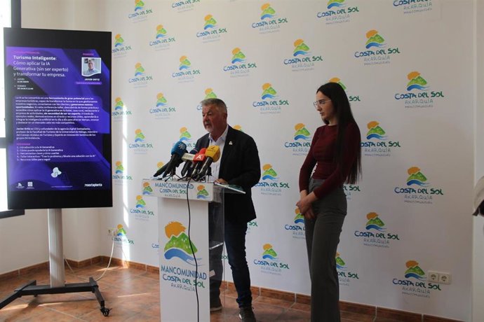 El presidente de la Mancomunidad de Municipios de la Costa del Sol Axarquía, Jorge Martín, presenta la Jornada Formación de Calidad Sicted.