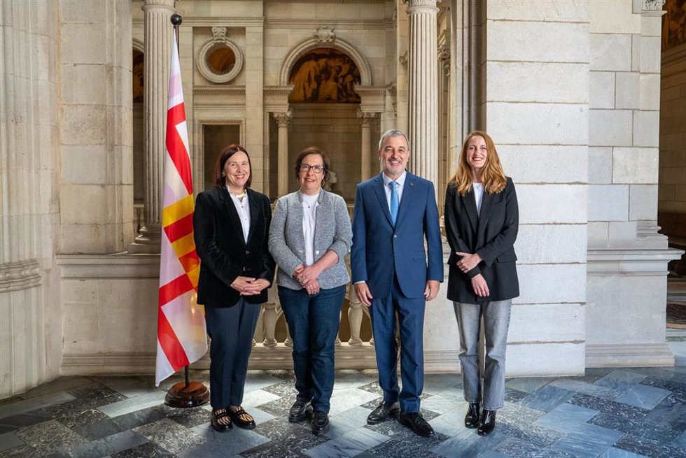 La comisionada de Acción Social de Barcelona Sonia Fuertes; la 5 teniente de alcalde, Raquel Gil; el alcalde de Barcelona, Jaume Collboni, y la nueva comisionada de Promoción Económica, Nadia Quevedo.