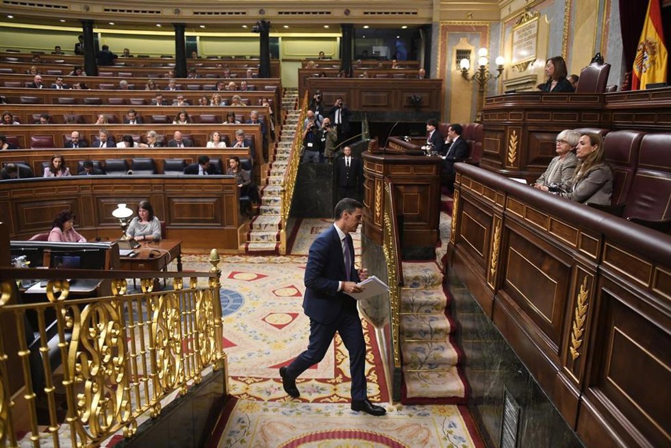 El presidente del Gobierno, Pedro Sánchez, sale de una sesión plenaria, en el Congreso de los Diputados, a 7 de mayo de 2025, en Madrid (España). 