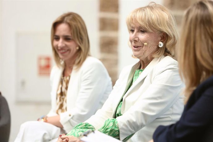 Archivo - La expresidenta de la Comunidad de Madrid, Esperanza Aguirre, interviene en la mesa redonda.