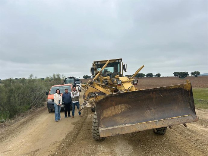 La Junta invierte casi 40.000 euros para arreglar el firme de un tramo de la carretera A-3278, en Valsequillo.