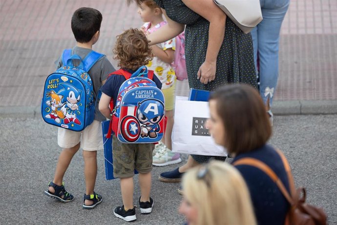 Archivo - Dos niños el primer día de colegio, a 9 de septiembre de 2024, en Madrid (España). 