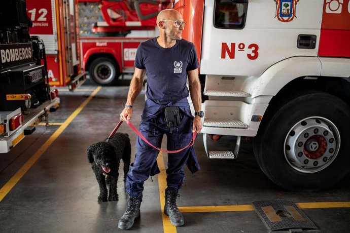 Archivo - Los Bomberos Unidos Sin Fronteras, prepara la expedición para viajar a Marruecos en misión para encontrar personas bajo escombros con los perros, a 9 de septiembre de 2023 en Huelva (Andalucía, España).