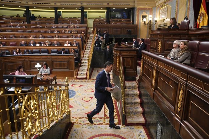 O Presidente do Governo, Pedro Sánchez, sai de uma sessão plenária no Congresso dos Deputados em 7 de maio de 2025, em Madri (Espanha). O Presidente do Governo comparece ao Congresso para dar explicações sobre o aumento dos gastos com defesa.