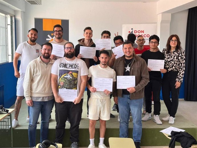 Entrega de los títulos de 'Auxiliar de Almacén' a los once alumnos que han terminado su formación en el curso que forma parte del proyecto 'Itinerarios Formativos' de la Fundación Don Bosco en el Duque de Rivas.