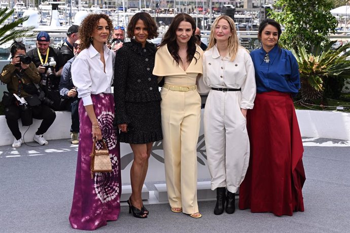 13 May 2025, France, Cannes: (L-R) Jury members French-Moroccan writer Leila Slimani, American actress Halle Berry, French actress Juliette Binoche, Italian actress Alba Rohrwacher and Indian filmmaker Payal Kapadia pose for photographers at the jury phot