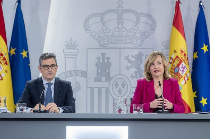 La ministra Portavoz, Pilar Alegría, y el ministro de la Presidencia, Justicia y Relaciones con las Cortes, Félix Bolaños, durante una rueda de prensa posterior al Consejo de Ministros en el Palacio de La Moncloa, a 13 de mayo de 2025, en Madrid (España).