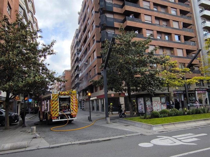 Bomberos trabajan en la extinción de un fuego en el interior del Burger King de la Gran Vía logroñesa