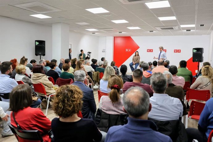 Carlos Martínez junto a Miriam Andrés en un acto con alcaldes de la provincia de Palencia