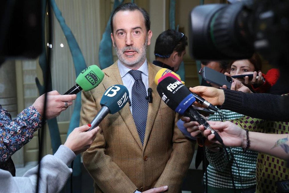 Archivo - El presidente del Parlament balear, Gabriel Le Senne, atiende a los medios de comunicación, en el Parlament, a 21 de febrero de 2025, en Palma de Mallorca, Mallorca, Baleares (España). 
