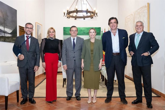 La presidenta de la Junta de Extremadura, María Guardiola, recibe a una delegación de Cesur