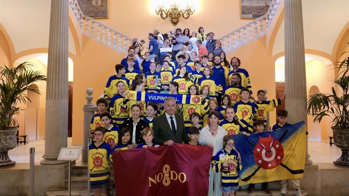 Recepción institucional al Club Deportivo Patinando: Vulpinos Hockey Línea.