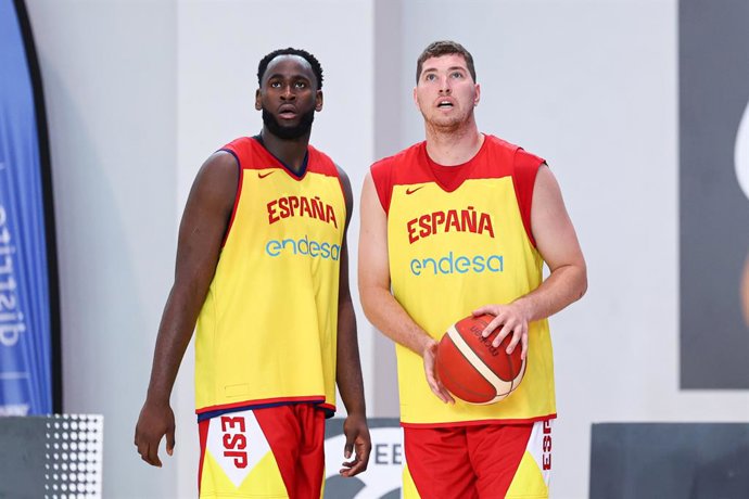 Archivo - Usman Garuba e Joel Parra observam durante o Media Day da Seleção Espanhola Masculina de Basquete antes do torneio pré-olímpico em Valência, no Centro Deportivo Municipal Triangulo de Oro, em 17 de junho de 2024, em Madri, Espanha.