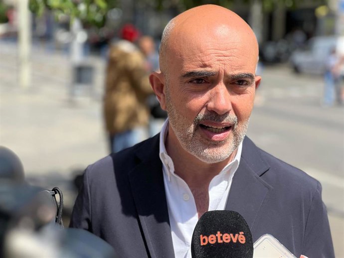 Archivo - El líder del PP en Barcelona, Daniel Sirera, atiende a los periodistas.