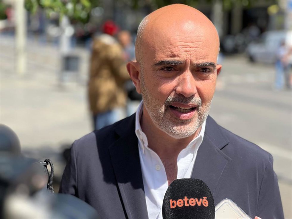 Archivo - El líder del PP en Barcelona, Daniel Sirera, atiende a los periodistas.