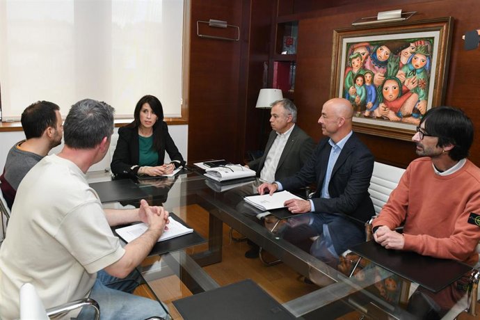 La Conselleira De Vivenda E Planificación De Infraestruturas, María M. Allegue, Se Reúne Con Cooperativistas De Xuxán