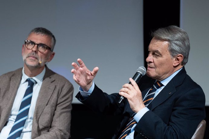 L'ex-president de la Generalitat Artur Mas a l'acte 'De vocació, polític' juntament amb l'exconseller Santi Vila i l'exlehendakari Iñigo Urkullu