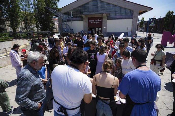 Alumnos de la Escola El Serrallo y del Col·legi del Carme en la celebración del 25 aniversario del Museu del Port de Tarragona.