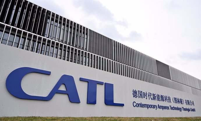 Archivo - 04 April 2022, Thuringia, Arnstadt: A general view of a sign bearning the CATL logo at the Contemporary Amperex Technology Thuringia GmbH (CATL) plant. Chinese battery manufacturer CATL will ramp up production at its new plant in the second half