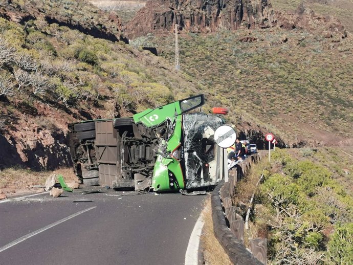 Guagua accidentada en La Gomera, con una mujer fallecida y una decena de heridos