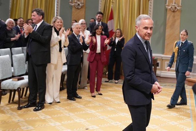13 de maio de 2025, Ottawa, CANADÁ: O primeiro-ministro canadense Mark Carney, à direita, chega para a cerimônia de posse do gabinete no Rideau Hall, em Ottawa, na terça-feira, 13 de maio de 2025.