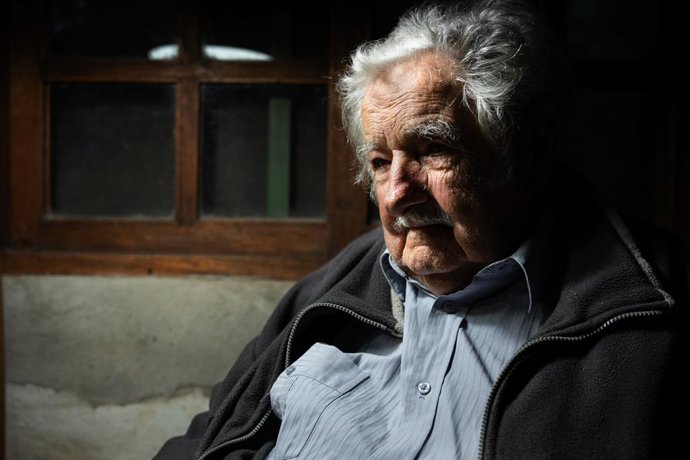 Archivo - Arquivo - 21 de dezembro de 2023, Montevidéu, Uruguai: O ex-presidente do Uruguai José Mujica posa na sala de jantar de sua casa em Montevidéu. De uma família bem-sucedida, ela se juntou ao Movimiento de Liberación Nacional-Tupamaros em 1967, on