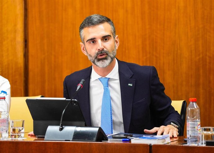El consejero de Agricultura, Pesca, Agua y Desarrollo Rural, Ramón Fernández Pacheco, en comisión parlamentaria este martes.