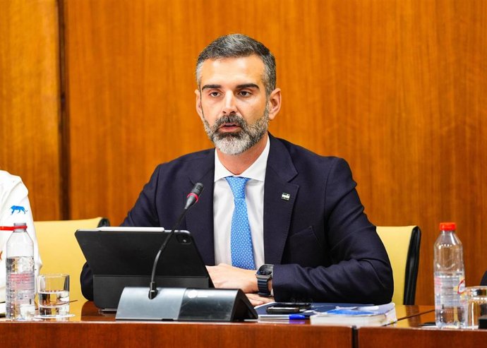 El consejero de Agricultura, Pesca, Agua y Desarrollo Rural, Ramón Fernández Pacheco, en comisión parlamentaria este martes.