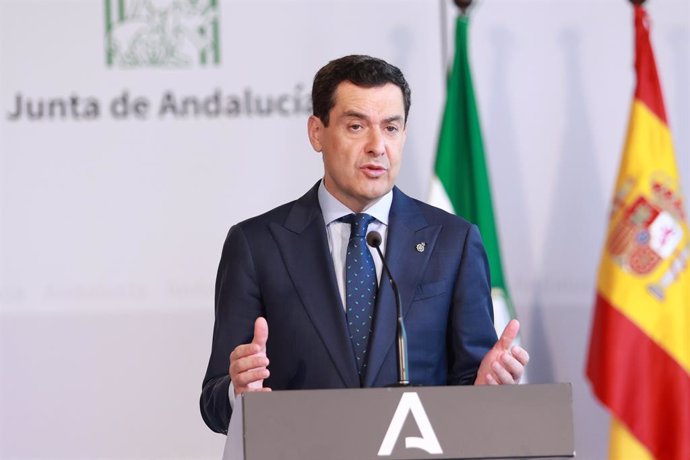 Archivo - El presidente de la Junta, Juanma Moreno, atiende a los medios tras la Mesa de Diálogo Social. A 07 de abril de 2025, en Sevilla (Andalucía, España).  El presidente de la Junta, Juanma Moreno, se ha reunido con los agentes sociales más represent