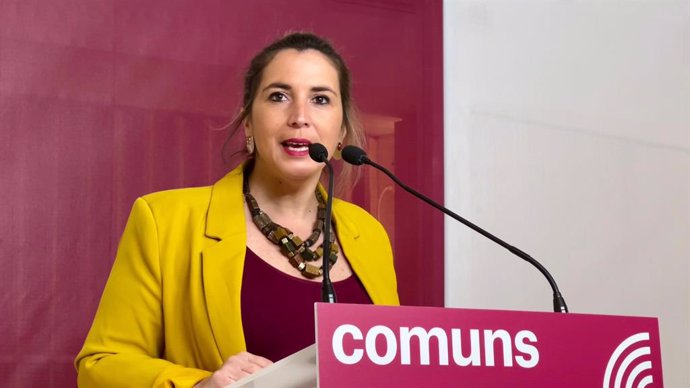 Archivo - Arxiu - La coordinadora dels Comuns, Candela López, en una roda de premsa des de la seu de la formació