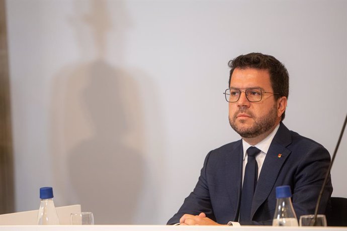 Archivo - El expresident de la Generalitat, Pere Aragonès, durante la toma de posesión de Salvador Illa como president de la Generalitat, en el Palau de la Generalitat, a 10 de agosto de 2024, en Barcelona, Catalunya (España). El primer secretario del PSC