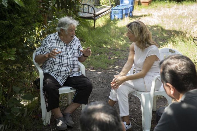 Archivo - El expresidente de Uruguay, Pepe Mujica, y la vicepresidenta segunda del Gobierno, Yolanda Díaz.