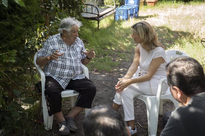 Archivo - El expresidente de Uruguay, Pepe Mujica, y la vicepresidenta segunda del Gobierno, Yolanda Díaz.