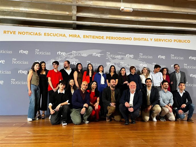 El equipo de RTVE Noticias antes de la presentación de la nueva aplicación, el 13 de mayo de 2025, en el Colegio Oficial de Arquitectos, en Madrid (España).