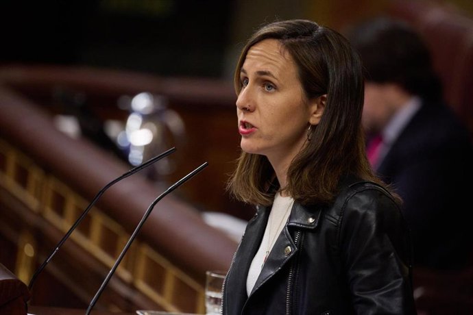 La secretaria general de Podemos, Ione Belarra, interviene durante una sesión plenaria en el Congreso de los Diputados, a 13 de mayo de 2025, en Madrid (España). 