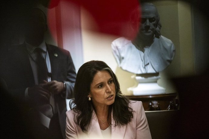 Archivo - April 10, 2025, Washington, Dc, United States: U.S Director of National Intelligence Tulsi Gabbard, listens during a cabinet meeting at the Cabinet Room of the White House, April 10, 2025 in Washington, D.C. The meeting comes a day after Trump p