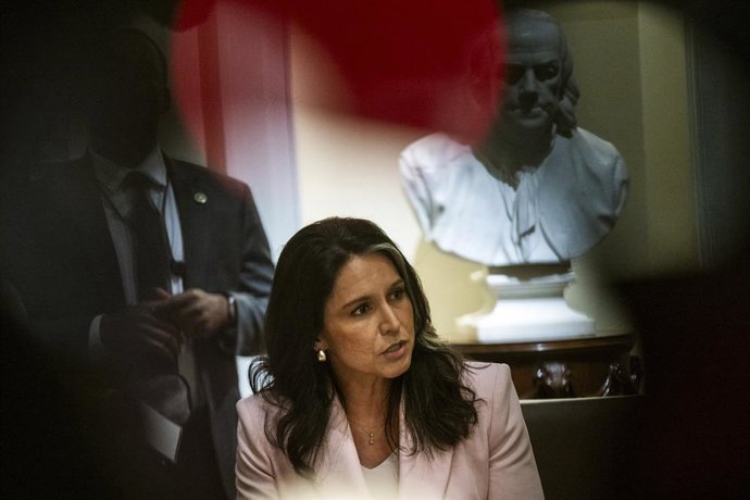Archivo - 10 de abril de 2025, Washington, Dc, Estados Unidos: A diretora de inteligência nacional dos EUA, Tulsi Gabbard, ouve durante uma reunião de gabinete na sala de gabinete da Casa Branca, em 10 de abril de 2025, em Washington, DC.