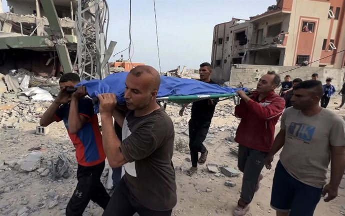 12 de maio de 2025, Nusairat, Faixa de Gaza, Território Palestino: Parentes choram junto ao corpo da menina palestina Rimas Obeid, de 11 anos, morta em ataques israelenses à mesquita de Al-Hasanat, no campo de refugiados de Nuseirat, na região central da 